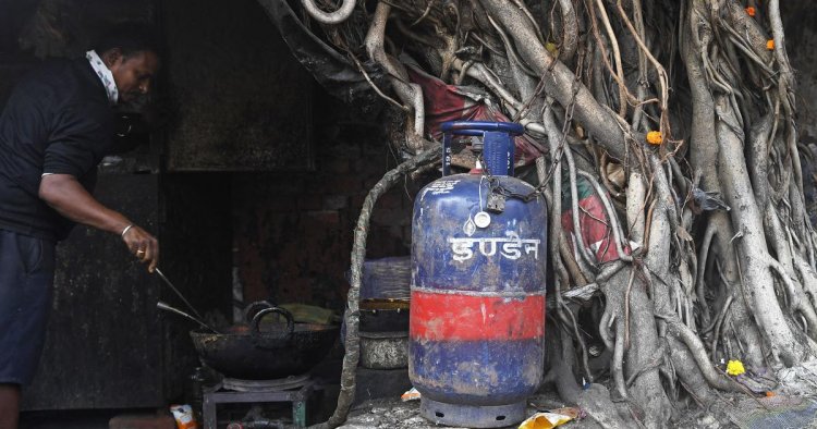 महागाईपासून किरकोळ दिलासा.!  LPG सिलिंडरच्या दरात ११५.५० रुपयांची कपात...