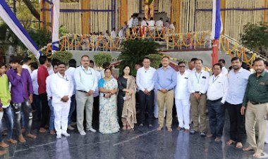 सोलापुरात जिल्हा प्रशासनाच्या'वतीने भारतरत्न डॉ. बाबासाहेब आंबेडकरांना सामूहिक अभिवादन...