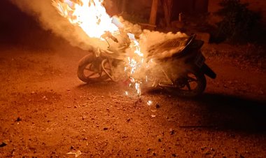 कान्हेवाडी बुद्रुक मध्ये किरकोळ वादातुन आकाश करवंदे नामक व्यक्तीने घरापुढील मोटारसायकल गाडी जाळली....!