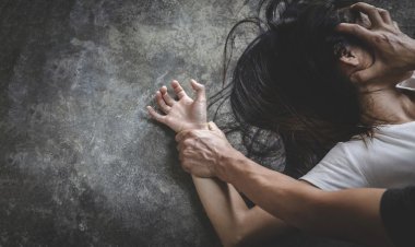 पोलीस असल्याची बतावणी करत, भरदिवसा प्रियकरासमोरच तरुणीवर अत्याचार...