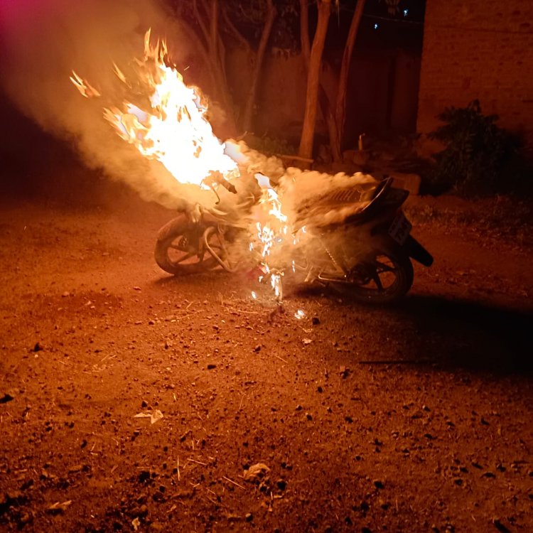 कान्हेवाडी बुद्रुक मध्ये किरकोळ वादातुन आकाश करवंदे नामक व्यक्तीने घरापुढील मोटारसायकल गाडी जाळली....!