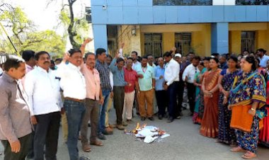 सोलापूर झेडपीत बक्षी समितीच्या अहवालाची, कर्मचार्‍यांनी केली होळी...