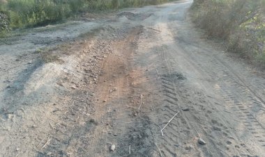 सडक अर्जुनी तालुक्यातील रस्त्यांवर खड्यांच साम्राज्य.! लोकप्रतिनिधी व प्रशासनाचे तरीही दुर्लक्ष...