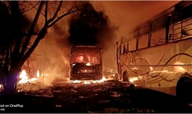 BIG NEWS || गोजमगुंडे पेट्रोल पंपा समोर गॅरेजमध्ये शॉर्ट सर्किटमुळे भीषण आग.! ७ बस जळून खाक तर अंदाजे २ कोटीचं नुकसान