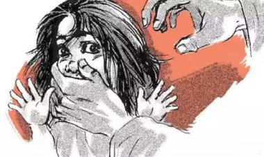 धक्कादायक: अल्पवयीन मुलीला त्याने शिट्टी मारून, घरात ओढले, पुढे तिला बाहू पाशात घेऊन नको ते केले..!