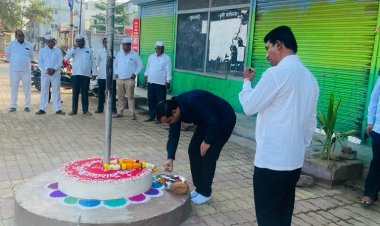 १ मे महाराष्ट्र दिनाच्या निमित्ताने खराबवाडी ग्रामपंचायतकडून वरिष्ठ लिपिक अजित केसवड यांना ध्वजारोहणाचा मान...!