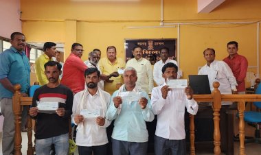 नुकसानग्रस्त शेतकरी बांधवांना मदत म्हणून, १ लाख ५६ हजार ५०० रुपयांच्या धनादेशाचे वाटप...