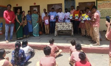 जिल्हा परिषद प्राथमिक शाळा चिंबळी येथे  शाळेच्या पहिल्या दिवशी  विद्यार्थ्यांचे पाठ्यपुस्तक देवून स्वागत..!