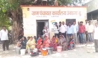 औसा तालुक्यातील उंबडगा (बु) गावात पाण्यासाठी नागरिकांचा संताप, महिलांचं अनोखं आंदोलन...