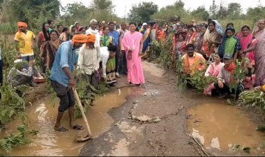 रस्ता दुरुस्तीसाठी निवेदने देऊनही बांधकाम विभाग झोपेत.! संतप्त नागरिकांनी खड्ड्यात झाडे लावून केला निषेध...