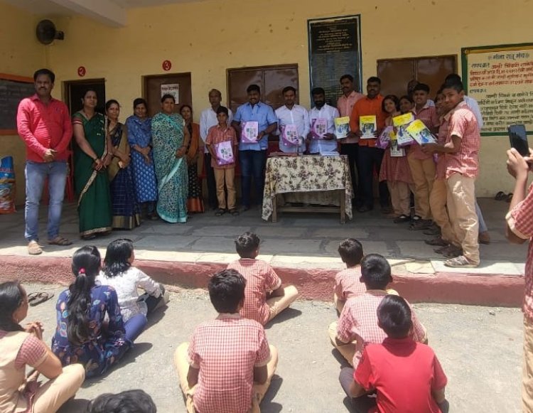 जिल्हा परिषद प्राथमिक शाळा चिंबळी येथे  शाळेच्या पहिल्या दिवशी  विद्यार्थ्यांचे पाठ्यपुस्तक देवून स्वागत..!