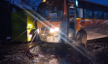 मोठी बातमी :चाकण तळेगाव रोडवरील खराबवाडी गावात कंपनीची बस विद्युत खांबाला धडकली, सुदैवाने जीवित हानी टळली...