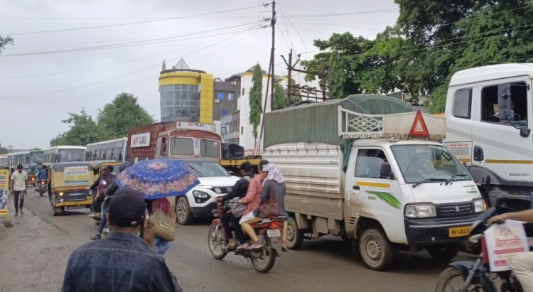 BIG BREAKING : चाकण-तळेगाव रस्त्यावर वाहतूक कोंडी, वाहनाच्या लांबच लांब रांगा...!