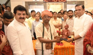 पारंपरिक आदिवासी नृत्य आणि वाद्यांच्या गजरात, विधान भवनात जागतिक आदिवासी दिन साजरा