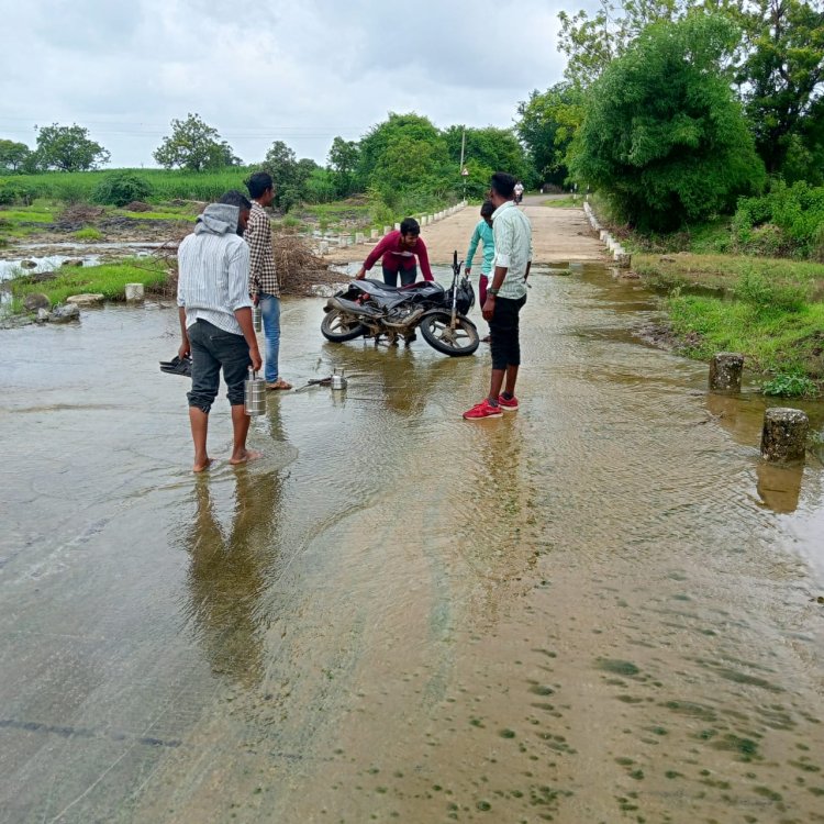 साकोळ, होनमाळ, शिरूर अनंतपाळ रस्ता बनला मृत्यूचा मार्ग...