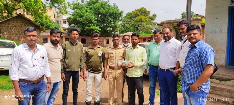 जखमी नागाला सर्पमित्र, पशुवैद्यकीय डाॅक्टर आणि वनविभाग यांच्या कडून जिवनदान...