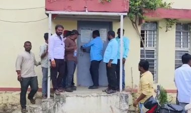 वलांडी येथील महावितरण कार्यालयास हेळंब येथील शेतकऱ्यांनी ठोकले टाळे...