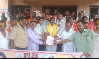 धनगर समाजाचे उपविभागीय कार्यालयासमोर निदर्शने; समाजाचा एसटी प्रवर्गात समावेश करण्याची मागणी...