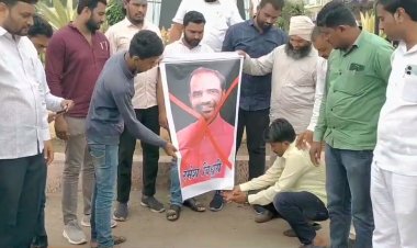 निलंगा येथे भाजप खासदार रमेश बिदुरी यांच्या प्रतिमेस जोडे मारून निषेध...