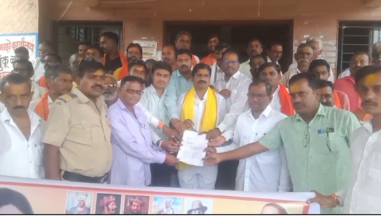 धनगर समाजाचे उपविभागीय कार्यालयासमोर निदर्शने; समाजाचा एसटी प्रवर्गात समावेश करण्याची मागणी...