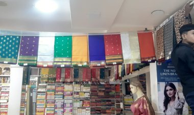 नवरात्र मध्ये नऊ रंगांच्या नऊवारी साडीची क्रेझ, नवरंग खरेदीसाठी महिलांची लगबग..