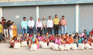 नगर परिषदेतील स्वच्छता कर्मचाऱ्यांना दिवाळी निमित्त अन्नधान्य किट वाटप...