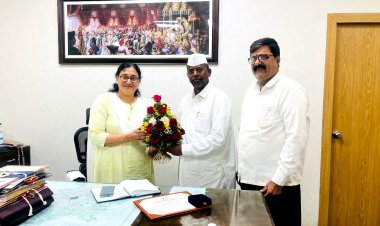 नाशिक सा.बां.मंडळाच्या अधीक्षक अभियंता श्रीमती अरुंधती शर्मा यांचा विधानसभा उपाध्यक्ष नरहरी झिरवाळ यांच्याकडून सन्मान