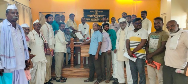 आग्रीम कृषी विम्यासह विविध मागण्यासाठी अमरण उपोषण करण्याचे; तालुक्यातील शेतकऱ्यानी दिले निवेदन...