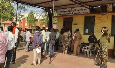 हिट अँड रन या जाचक अटी रद्द करा.! उमरखेड उपविभागीय अधिकारी कार्यालयावर ड्रायव्हरांचा मोर्चा...