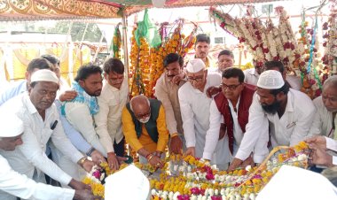 माजी आ. बब्रुवान खंदाडे यांच्या हस्ते हजरत पिर गैबीबाबा यांना  चादर अर्पण...