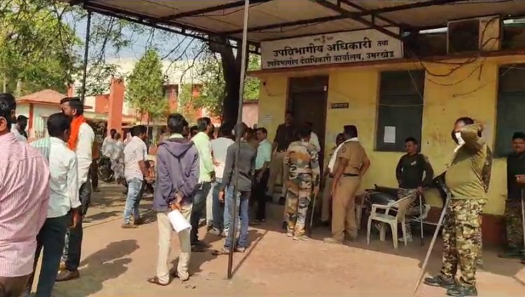 हिट अँड रन या जाचक अटी रद्द करा.! उमरखेड उपविभागीय अधिकारी कार्यालयावर ड्रायव्हरांचा मोर्चा...