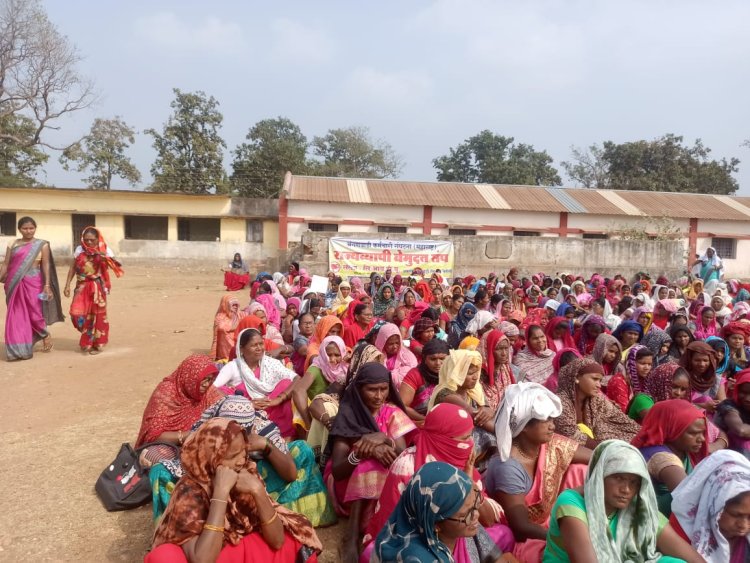 विविध मागण्यांसाठी आंगणवाडी सेविकेंचे तहसीलदारांमार्फत मुख्यमंत्र्यांना निवेदन...