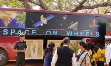 इसरोच्या डिजिटल व्हॅनचे विद्यार्थ्यांनी घेतले धडे.! चंद्रयान मोहिमेसह इस्त्रोचा आता पर्यंतचा प्रवास विद्यार्थ्यांनी अनुभवला...