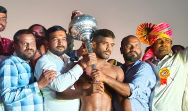 अक्राळे येथे शुभम मोरे ठरला चांदीच्या गदेचा मानकरी...