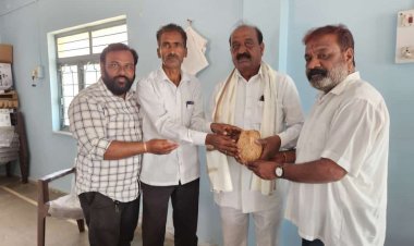 सामाजिक कार्यकर्ते जाधव यांचा सोसायटीच्यावतीने सत्कार...