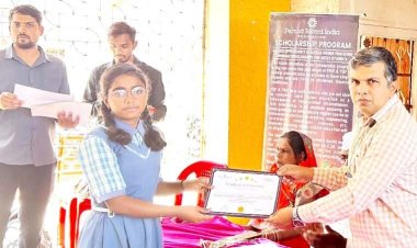 गोकुळ वडजे यांच्याकडून विद्यार्थ्यांचा सन्मान...