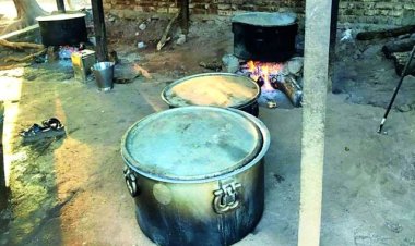 धूरमुक्त  शाळांचा संकल्प अपूर्ण.! अनेक शाळांत चुलीवरच स्वयंपाक ; एलपीजी गॅस कनेक्शन मिळालेच नाही...