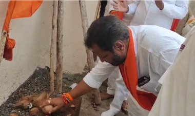 हिंगोली लोकसभेचे उमेदवार नागेश पाटील आष्टीकर यांनी नारळ फोडून केले प्रचाराचे उद्घाटन