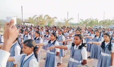 लोकतंत्र का करो सन्मान, शत प्रतिशत करो मतदान.! कादवातील विद्यार्थ्यांचे मतदान जनजागृती अभियान