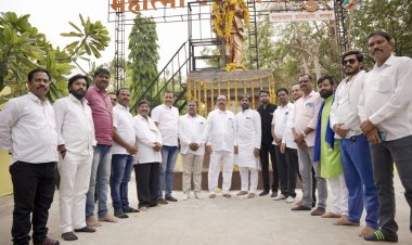 महात्मा ज्योतिबा फुले यांच्या जयंतीनिमित्त; सुधाकर शृंगारे यांनी पुतळ्यास पुष्पहार अर्पण करून केले अभिवादन