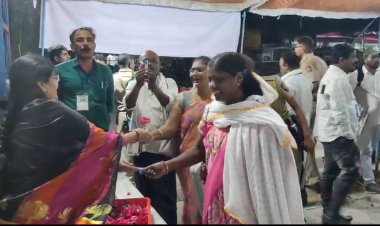 मतपेट्या घेऊन येणाऱ्या कर्मचाऱ्यांचा; उमरखेड निवडणूक अधिकाऱ्यांनी पुष्पगुच्छ देऊन केले स्वागत