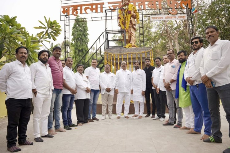 महात्मा ज्योतिबा फुले यांच्या जयंतीनिमित्त; सुधाकर शृंगारे यांनी पुतळ्यास पुष्पहार अर्पण करून केले अभिवादन