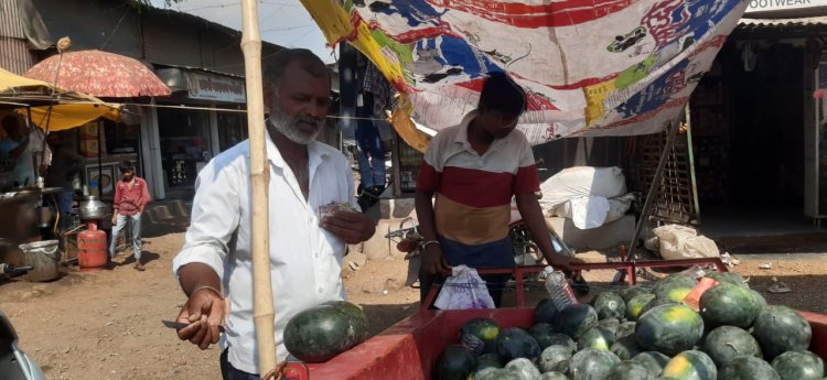 कडक उन्हाळा सुरू होताचं ग्राहकांची कलिंगडला पसंती, दिंडोरी बाजारपेठेत कलिंगडांची उच्चाकी विक्री...!