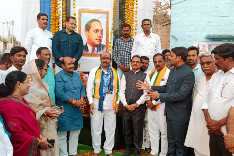 लातूर लोकसभेचे उमेदवार खा. सुधाकर श्रृगांरे यांच्यावतीने डॉ. बाबासाहेब आंबेडकर यांना अभिवादन...