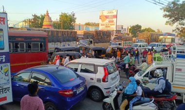 महाराष्ट्र जलजीवन प्राधिकरनाच्या ठेकेदाराच्या गलथान कारभारामुळे चाकण तळेगाव रस्त्याला मोठी वाहतूक कोंडी, अवैध रिक्षा चालकांचाही हैदोष...!
