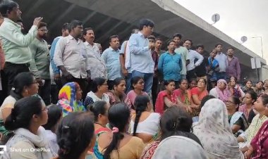 साकोलीच्या मुख्याधिकाऱ्यांवर फौजदारी गुन्हा दाखल करण्याच्या संदर्भात; ९ तास ठिय्या आंदोलन...