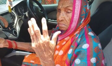 दिंडोरी तालुक्यातील सोनजाम येथील एका 107 वर्षीय आजीने बजावला मतदानाचा हक्क...