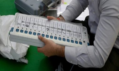 मतदान मोजणीच्या पहिल्या फेरीमध्ये  हिंगोली मशीनमध्ये बिघाड.! अधिकाऱ्यांनी घेतले मशीन ताब्यात