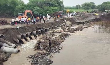 मुसळदार पावसामुळे शिरूर अनंतपाळ नजीकचा घरणी नदीवरील पर्यायी रस्ता गेला वाहवून...