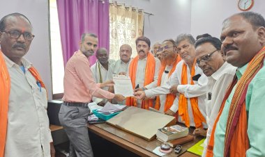 तुंबलेल्या नाल्या, गटारांची साफसफाई व पाणीपुरवठा करा; ठाकरे गटाच्यावतीने नगरपालिका प्रशासनाला निवेदन.!